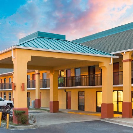 Super 8 by Wyndham Orangeburg Near I-26 Hotel Bagian luar foto