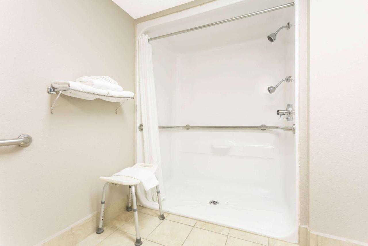 Super 8 by Wyndham Orangeburg Near I-26 Hotel Bagian luar foto